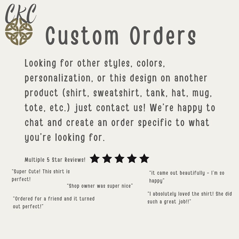 Op de afbeelding: Cr&egrave;mekleurige afbeelding met de tekst "Custom Orders" en informatie over aangepaste bestellingen voor producten zoals shirts en sweatshirts. Bevat klantbeoordelingen en een Keltisch knooplogo.