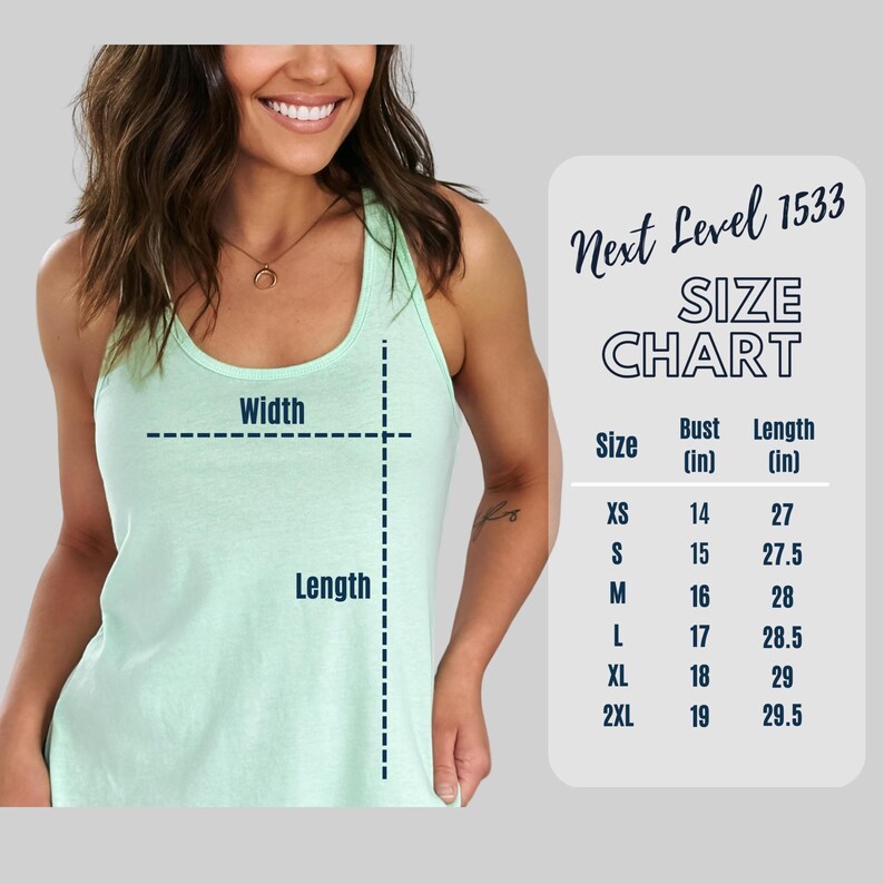 Op de afbeelding: Een lichtgroene Next Level 1533 tanktop met een maattabel. De tabel geeft borst- en lengtematen in inches voor de maten XS tot 2XL. De tanktop wordt door een persoon gedragen.