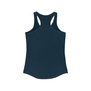 Op de afbeelding: Een marineblauw racerback tanktop. De mouwloze top heeft een ronde hals en een racerback-ontwerp. De stof lijkt een zacht, lichtgewicht materiaal te zijn, geschikt voor warm weer of om te dragen in laagjes. De tanktop is effen van kleur.