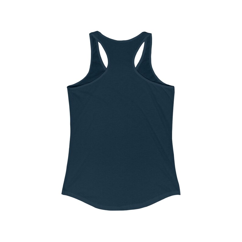 Op de afbeelding: Een marineblauw racerback tanktop. De mouwloze top heeft een ronde hals en een racerback-ontwerp. De stof lijkt een zacht, lichtgewicht materiaal te zijn, geschikt voor warm weer of om te dragen in laagjes. De tanktop is effen van kleur.