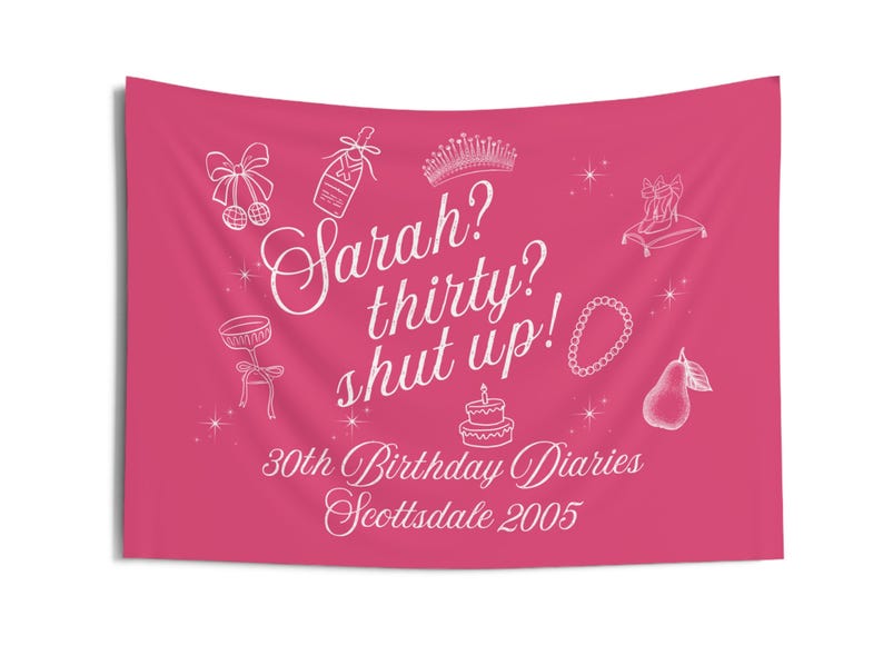 Może przedstawiać: R&oacute;żowy baner z białym tekstem i ilustracjami. Tekst brzmi "Sarah? Trzydzieści? Zamknij się! 30. Dziennik urodzinowy Scottsdale 2005".