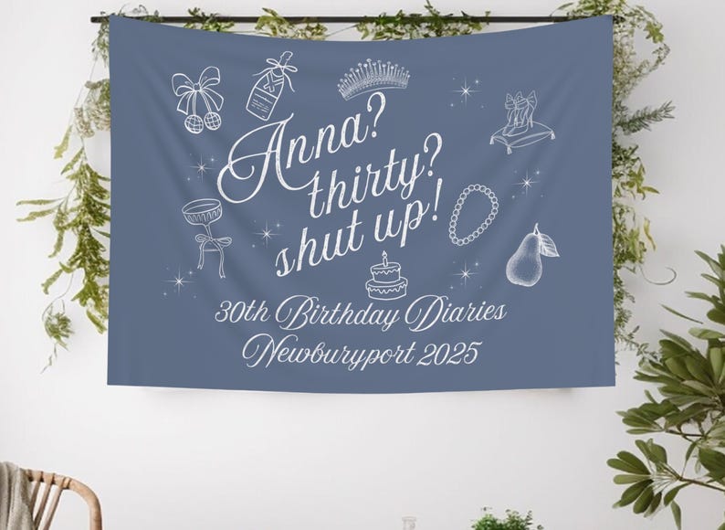 Może przedstawiać: Niebieski baner z białym tekstem i ilustracjami. Tekst brzmi "Anna? thirty? shut up! 30th Birthday Diaries Newburyport 2025". Ilustracje obejmują koronę, kieliszek szampana, naszyjnik, gruszkę, ciasto i parę but&oacute;w.