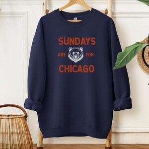 K&ouml;nnte beinhalten: Navyblauer Sweatshirt mit einem wei&szlig;en B&auml;ren-Motiv und dem Text "Sundays are for Chicago".