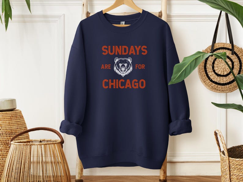 K&ouml;nnte beinhalten: Navyblauer Sweatshirt mit einem wei&szlig;en B&auml;ren-Motiv und dem Text "Sundays are for Chicago".