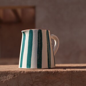 Nayla gestreifte handwerkliche Karaffe, handgefertigter Keramikkrug, türkisfarbener marokkanischer Krug, Wasserkaraffe Bild 3