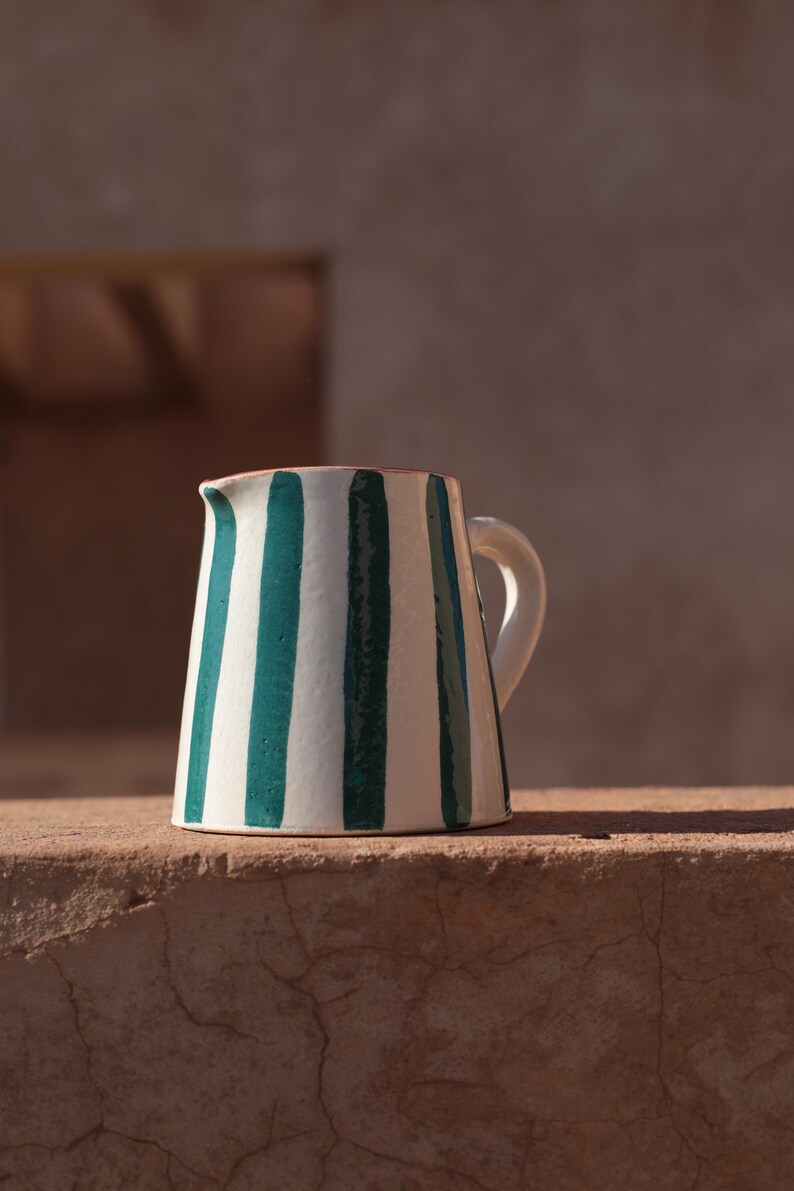 Nayla gestreifte handwerkliche Karaffe, handgefertigter Keramikkrug, türkisfarbener marokkanischer Krug, Wasserkaraffe Bild 3