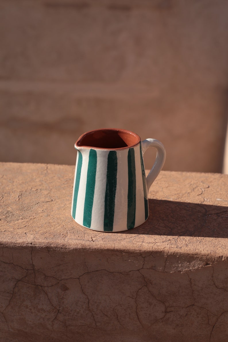 Nayla gestreifte handwerkliche Karaffe, handgefertigter Keramikkrug, türkisfarbener marokkanischer Krug, Wasserkaraffe Bild 1