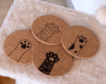 Posavasos con forma de pata de gato: juego de 4 posavasos de cristal de corcho natural de alta calidad con bonitos motivos grabados, hechos a mano en Austria