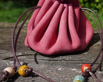 Saquitos de judas, Bolsos de Judas, cuero, marroquinería, accesorios originales, hippies, boho, medieval, moda, cuentas cerámica, lava, rosa