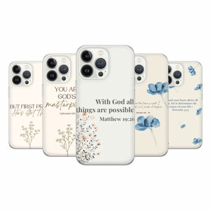 Könnte beinhalten: Fünf verschiedene Handyhüllen mit inspirierenden Zitaten und Blumendesigns. Die Zitate lauten: "Aber bete zuerst, er hat es in der Hand", "Du bist Gottes Meisterwerk", "Mit Gott ist alles möglich", "Denn die Zeit ist reif, ich werde es geschehen lassen", und "Bewahre dein Herz über alles, denn es bestimmt den Lauf deines Lebens".