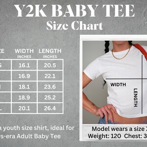K&ouml;nnte beinhalten: Gr&ouml;&szlig;entabelle f&uuml;r ein wei&szlig;es Y2K Baby-T-Shirt. Die Tabelle zeigt die Breite und L&auml;nge in Zoll f&uuml;r die Gr&ouml;&szlig;en XS, S, M, L und XL. Das Model tr&auml;gt Gr&ouml;&szlig;e XS und ist 1,73 m gro&szlig;.