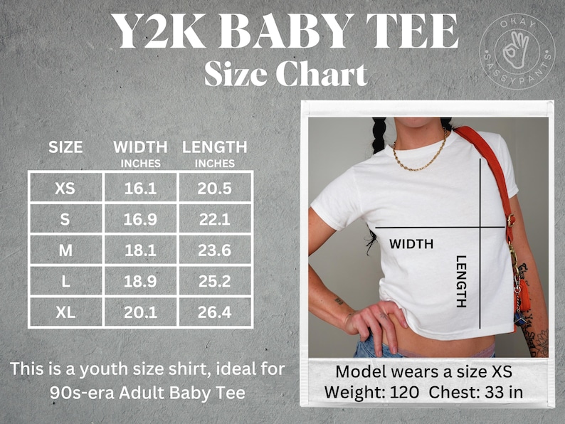 K&ouml;nnte beinhalten: Gr&ouml;&szlig;entabelle f&uuml;r ein wei&szlig;es Y2K Baby-T-Shirt. Die Tabelle zeigt die Breite und L&auml;nge in Zoll f&uuml;r die Gr&ouml;&szlig;en XS, S, M, L und XL. Das Model tr&auml;gt Gr&ouml;&szlig;e XS und ist 1,73 m gro&szlig;.