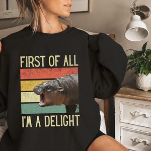 Moo Deng First Of All I'm A Delight Felpa, maglietta con citazioni sarcastiche, felpa con meme, felpa da donna divertente, regalo di maglietta sarcastica per lei