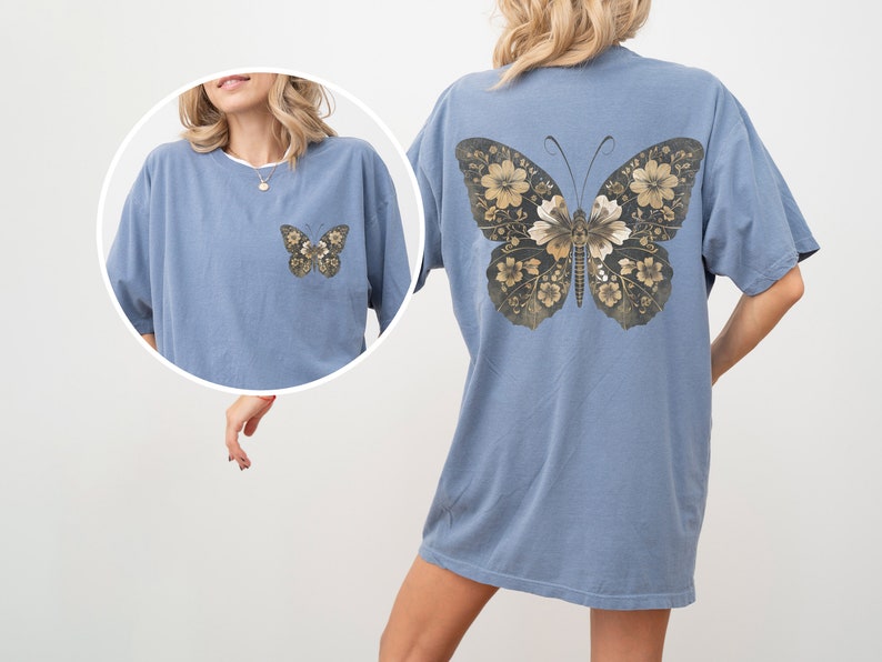 Pu&ograve; includere: Una maglietta oversize di colore azzurro chiaro con un design a farfalla floreale sul retro. La farfalla &egrave; composta da fiori dorati e marroni.