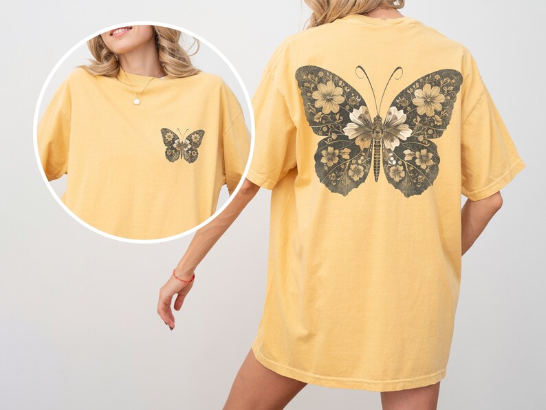 Pu&ograve; includere: Una maglietta gialla oversize con un design a farfalla floreale sul retro. La farfalla &egrave; in tonalit&agrave; di marrone e nero.