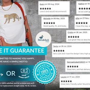 K&ouml;nnte beinhalten: Wei&szlig;es T-Shirt mit goldenem Leopardenmuster. Das Shirt ist im Cropped-Stil und hat kurze &Auml;rmel. Das Bild enth&auml;lt auch eine Garantieerkl&auml;rung: "Love It Guarantee. We're committed to making you happy, so we have a simple motto: Love It! Or Your Money Back!"
