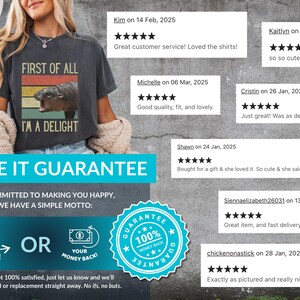 Pu&ograve; includere: Una maglietta grigia scura con una grafica vintage di un ippopotamo e il testo "First of all, I'm a delight". La maglietta &egrave; indossata da un modello. L'immagine include anche una dichiarazione di garanzia: "Love it Guarantee. We're committed to making you happy, so we have a simple motto: Love it! Or your money back!"