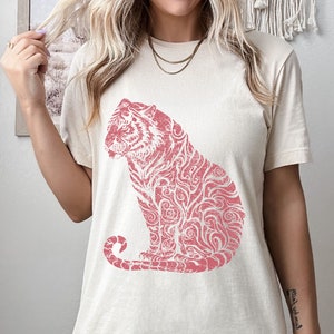 Vintage graphic tiger tee, sitting tiger graphic aesthetic t shirt, tiger shirt, animal lover, tiger lover, unisex shirt, tshirt for women