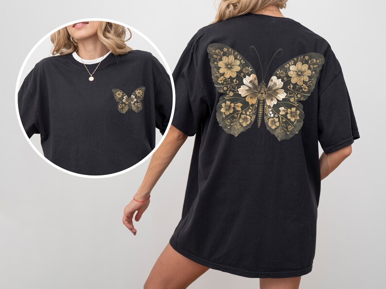 Pu&ograve; includere: Maglietta nera oversize con un design a farfalla dorata sul retro. La farfalla &egrave; composta da dettagli floreali.