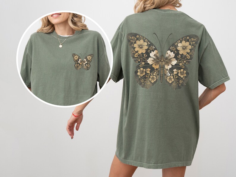 Pu&ograve; includere: Una maglietta oversize verde con un design a farfalla dorata sul retro. La farfalla &egrave; composta da motivi floreali.