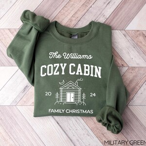 Felpa natalizia personalizzata per la famiglia, felpa abbinata per la famiglia, maglione personalizzato per il Ringraziamento Cozy Cabin, felpa personalizzata per le feste,