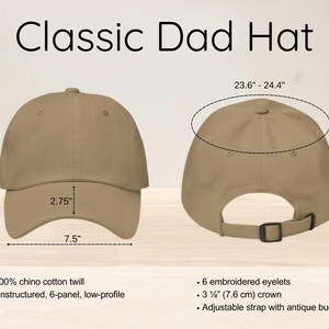 Puede incluir: Un gorro de pap&aacute; de color beige sin estructura con 6 ojales bordados, una corona de 9 cm y una correa ajustable con una hebilla antigua. El gorro tiene 19 cm de ancho y 12 cm de alto.