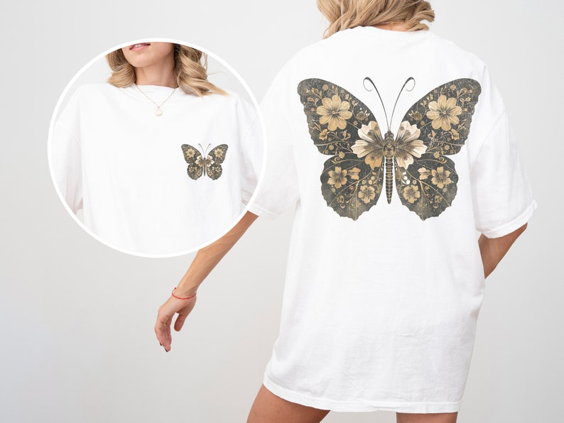 Pu&ograve; includere: Maglietta bianca oversize con un grande disegno di farfalla floreale sul retro. La farfalla &egrave; in tonalit&agrave; di marrone e oro.