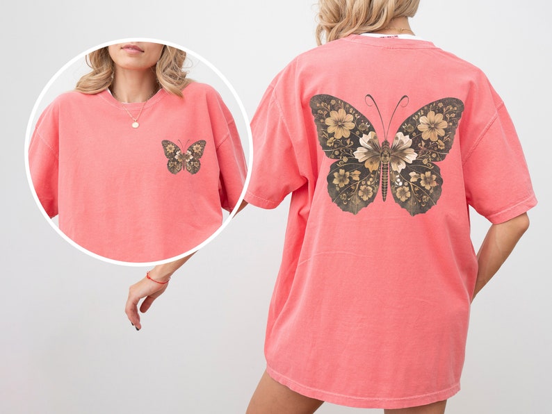Pu&ograve; includere: Una maglietta oversize color corallo rosa con un grande disegno di farfalla floreale sul retro. La farfalla &egrave; marrone e dorata con dettagli intricati.