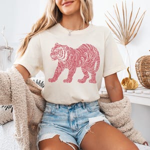 Vintage graphic tiger tee, aesthetic t shirt, tiger shirt, animal lover, tiger lover, unisex shirt, tshirt for women