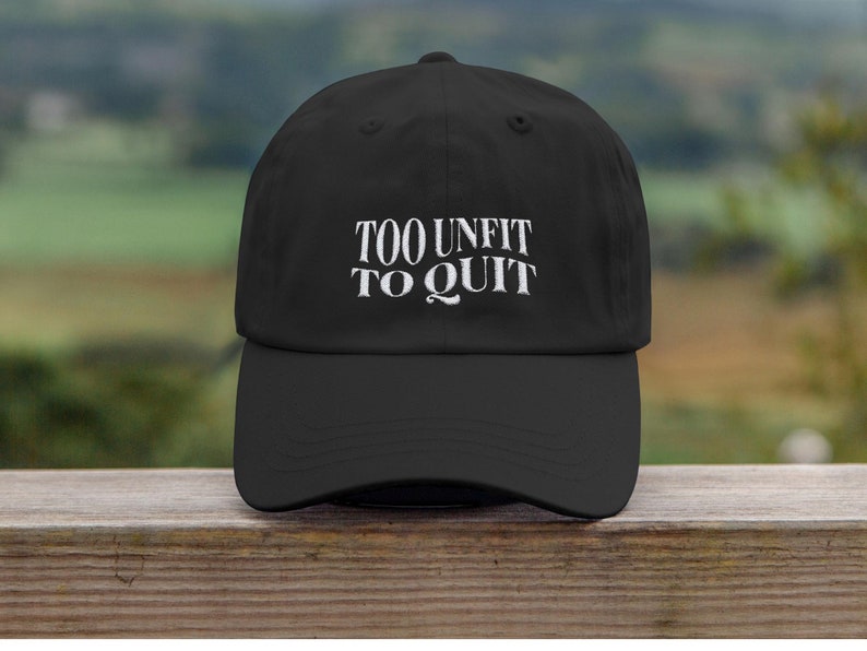 Puede incluir: Gorra de b&eacute;isbol negra con texto bordado en blanco que dice "TOO UNFIT TO QUIT".