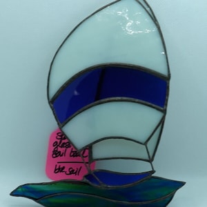 Vintages Glasmalerei-Blau-Segelboot