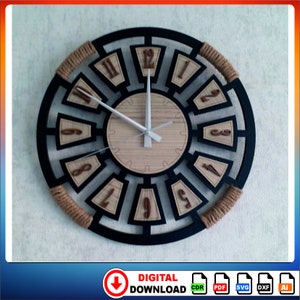 Puede incluir: Reloj negro y de madera con marcadores de hora en números romanos y un borde de cuerda. La esfera del reloj es de madera clara con manecillas negras. El reloj es una descarga digital en formatos CDR, PDF, SVG, DXF y AI.