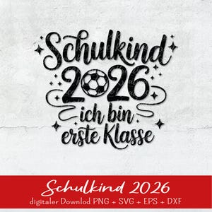 Può includere: Design grafico nero con le parole "Schulkind 2026 Ich bin erste Klasse" e un pallone da calcio. Il design include accenti a stella. Sotto, un banner rosso con le parole "Schulkind 2026" e "digitaler Download PNG + SVG + EPS + DXF".