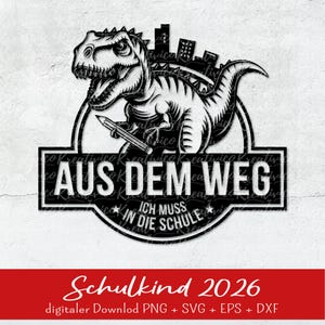 Könnte beinhalten: Schwarz-weiße Grafik mit einem Dinosaurier, der einen Bleistift hält, mit dem Text "AUS DEM WEG" und "ICH MUSS IN DIE SCHULE". Das Design beinhaltet eine Stadtsilhouette und den Text "Schulkind 2026".