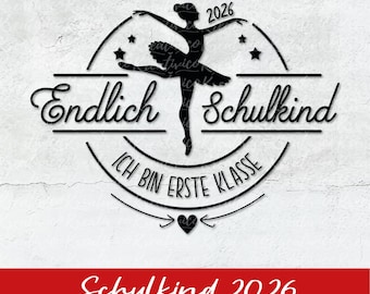 Pode incluir: Silhueta preta de uma bailarina com o texto alemão "Endlich Schulkind" e "Ich bin erste Klasse". O ano "2026" está acima da bailarina. Uma faixa vermelha na parte inferior diz "Schulkind 2026".