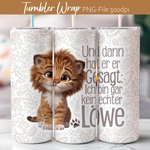 Könnte beinhalten: Ein weißer Tumbler-Überzug mit einem niedlichen Cartoon-Löwenjunges und dem Text "Und dann hat er er Gesagt: Ich bin gar kein echter Lowe". Der Hintergrund ist hellgrau mit einem floralen Muster.