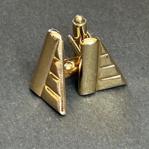 Boutons de manchette géométriques triangulaires arrondis vintage dorés non signés