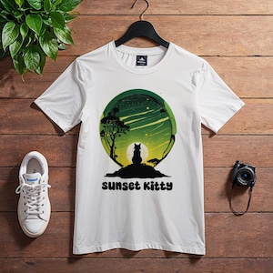 Sunset Kitty, gatito de dibujos animados viendo la camiseta del atardecer, camiseta linda del gato, camisa gráfica de las estrellas del cielo verde, hermosa ilustración superior, arte del atardecer del gato