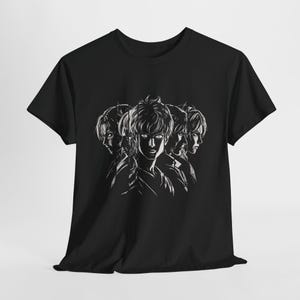Könnte beinhalten: Schwarzes T-Shirt mit einer weißen Grafik, die das Gesicht einer Person viermal wiederholt. Die Grafik ist im Manga- oder Anime-Stil gehalten, mit detaillierten Gesichtszügen und Schattierungen. Das T-Shirt besteht aus einem weichen Material.