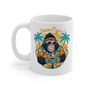 Könnte beinhalten: Weiße Keramik-Kaffeetasse mit einer Cartoon-Illustration eines Gorillas, der eine Sonnenbrille und ein tropisches Hemd trägt und eine Tasse Kaffee hält. Der Text "Wanna Coffee?" ist auf die Tasse gedruckt.