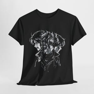Könnte beinhalten: Schwarzes T-Shirt mit einer Graustufen-Grafik eines Charakters mit Brille und zwei Seitenprofilen. Die Grafik ist in drei vertikale Abschnitte unterteilt. Das T-Shirt ist aus einem weichen Material und hat kurze Ärmel.