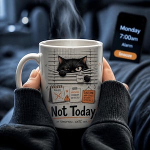Pode incluir: Uma caneca de cerâmica branca com vapor saindo do topo. O design apresenta um gato preto espreitando através de persianas, um calendário marcado como segunda-feira e sinais de aviso. O texto diz: Not Today, or tomorrow. we'll see, nope, Monday, WARNING MONDAY DETECTED, CAUTION HIGH LEVELS OF NOPE DETECTED.