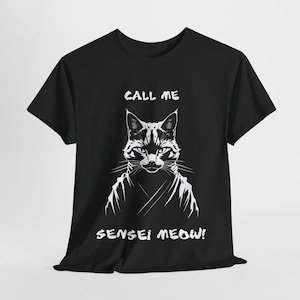 Könnte beinhalten: Schwarzes T-Shirt mit einer weißen Grafik eines Katers in Karate-Pose. Der Text "Call me Sensei Meow!" ist unter dem Kater aufgedruckt.