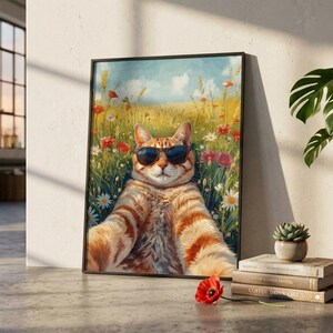 Könnte beinhalten: Ein gerahmter Kunstdruck, der eine orangefarbene getigerte Katze mit schwarzer Sonnenbrille zeigt, die in einem Feld aus bunten Wildblumen, darunter rote Mohnblumen und weiße Gänseblümchen, unter einem blauen Himmel liegt.