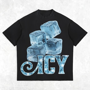 Puede incluir: Camiseta negra con un estampado gráfico de cubitos de hielo azules y la palabra "ICY" en letras azules brillantes.