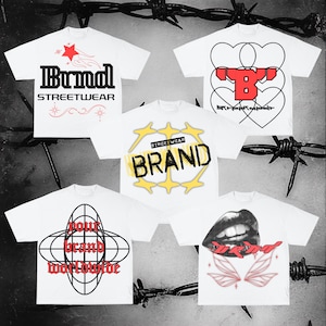 Puede incluir: Cinco camisetas blancas con diferentes diseños gráficos. Los diseños incluyen una estrella roja con la palabra "Brand" y "Streetwear" debajo, una estrella amarilla con la palabra "Brand" y "Streetwear" debajo, una "B" roja dentro de un corazón, un círculo negro con las palabras "Your Brand Worldwide" dentro, y un labio rojo con alas rosadas y la palabra "Brand" debajo.