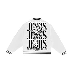Può includere: Giacca college bianca con finiture a righe bianche e nere. Il retro presenta la parola "JESUS" impilata verticalmente con una grafica a croce e il testo "THE WAY. THE TRUTH. THE LIFE" sotto. Giovanni 14:6 è anche stampato.