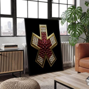 Może przedstawiać: Oprawione dzieło sztuki przedstawiające stylizowany krzyż w kolorze złotym. Krzyż wypełniony jest czerwonymi i przezroczystymi kamieniami szlachetnymi na czarnym tle. Grafika jest eksponowana w pokoju z oknem i skórzaną sofą.