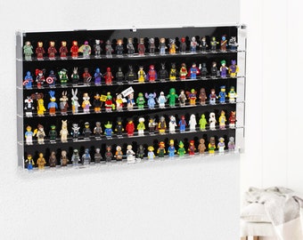 Puede incluir: Una vitrina de acrílico transparente con cuatro estantes, que muestra una colección de figuras Lego en miniatura. La vitrina tiene un fondo negro y está llena de personajes coloridos.