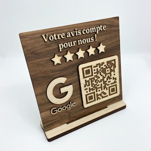 Può includere: Cartello in legno per recensioni Google con il testo "Votre avis compte pour nous!" e un codice QR. Il cartello presenta il logo di Google e cinque stelle, progettato per incoraggiare il feedback dei clienti. Il cartello è in legno.